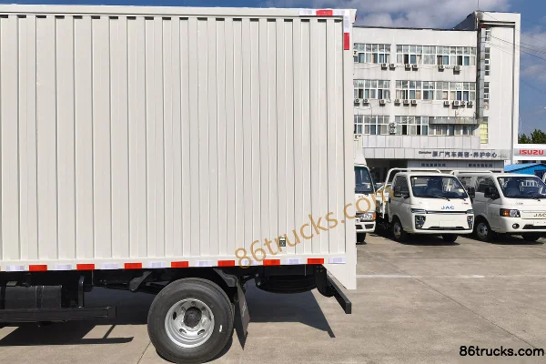 JAC Lingpao L6 2.5L diesel 150hp 4X2(6 wheels) 5-speed 4.15m single-row van light truck Body (1) | 86Trucks