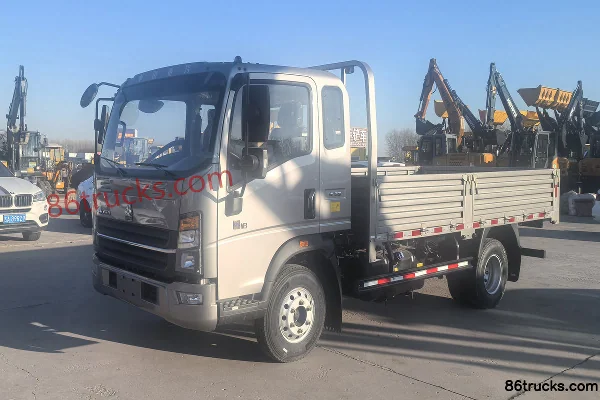 Sinotruk HOWO Hanjiang M 145hp 4X2(6 wheels) 3.85m Semi-Cab Van Light Truck Exterior (3) | 86Trucks