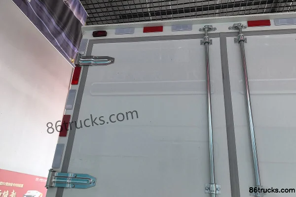 Qingling Isuzu KV600 160 hp 4X2(6 wheels) 4.13m Single-row Van Light Truck Body (3) | 86Trucks