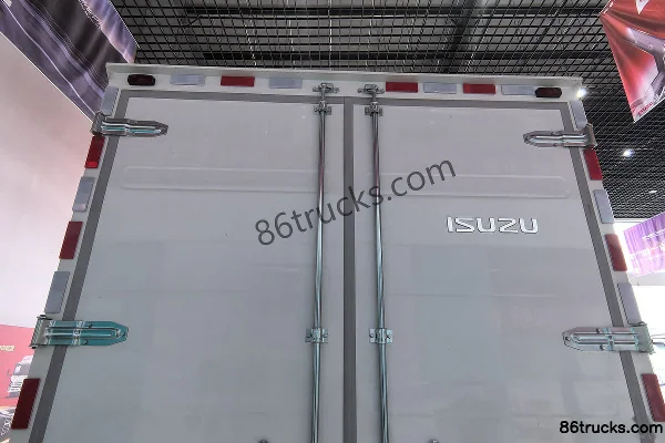 Qingling Isuzu KV600 160 hp 4X2(6 wheels) 4.13m Single-row Van Light Truck Body (2) | 86Trucks