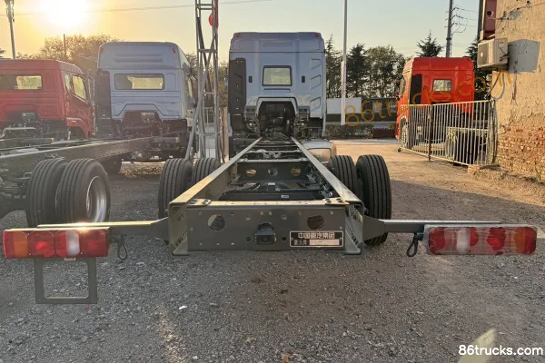 Sinotruk HOWO TS7 6.9L Diesel 290 hp 4X2(6 wheels) Sinotruk 8-speed 9.6m Cargo Van Truck Exterior (3) | 86Trucks