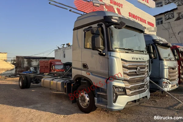 Sinotruk HOWO TS7 6.9L Diesel 290 hp 4X2(6 wheels) Sinotruk 8-speed 9.6m Cargo Van Truck Exterior (2) | 86Trucks