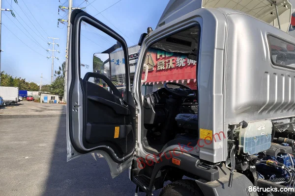 Sinotruk HOWO Hanjiang 190hp 4X2(6 wheels) 5.15m single-row cage cargo truck(10-speed) Cab (1) | 86Trucks