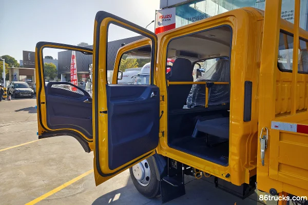 Jiangxi Isuzu Yifang EC7 116 hp 4X2(6 wheels) 4.17m single-row flatbed light truck (China VI) Cab (1) | 86Trucks