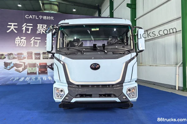 Yutong T400 6X4(10 wheels) Electric Tractor Truck CATL 400kWh Exterior (2) | 86Trucks