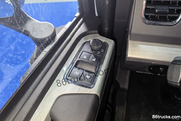 Yutong T400 6X4(10 wheels) Electric Tractor Truck CATL 400kWh Cab (3) | 86Trucks