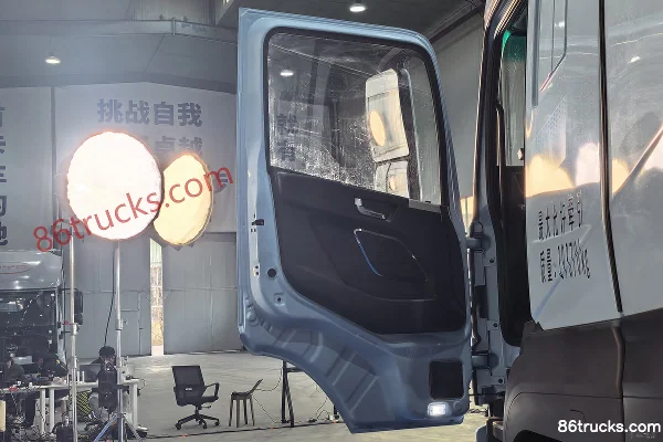 Yutong T400 6X4(10 wheels) Electric Tractor Truck CATL 400kWh Cab (1) | 86Trucks