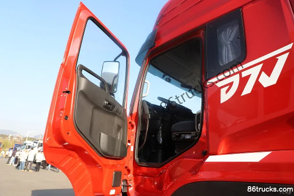 Dongfeng Changxing D7V 13.6L LNG 530hp 6X4(10 wheels) Fast Gear 12-Speed Tractor Truck Cab (1) | 86Trucks