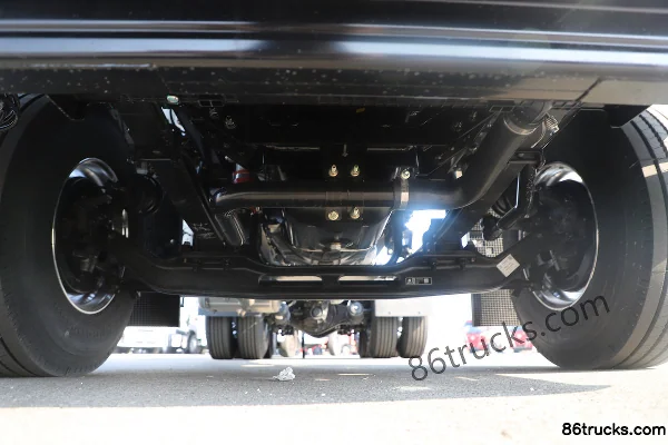Dongfeng Changxing X7 556hp 6X4(10 wheels) 14-Speed LNG Tractor Truck Chassis (2) | 86Trucks