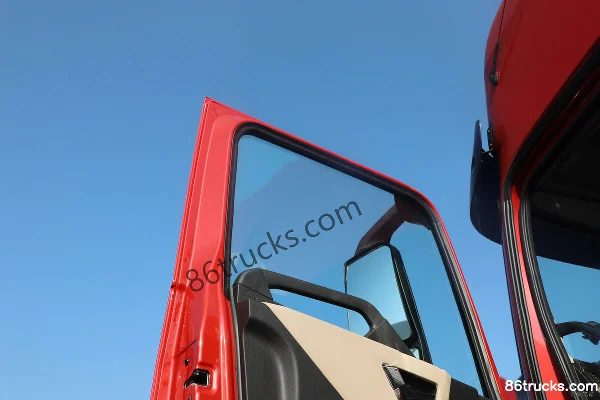 Dongfeng Changxing X7 12.9L CNG 520 hp 8X4(12 wheels) Dongfeng 14-speed 9.6m Flatbed Cargo Truck Cab (2) | 86Trucks