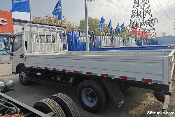 JAC Shuailing EV5 4.5T 4.22m Single Row Pure Electric Flatbed Light Truck 81.14kWh 4X2(6 wheels) Body (3) | 86Trucks