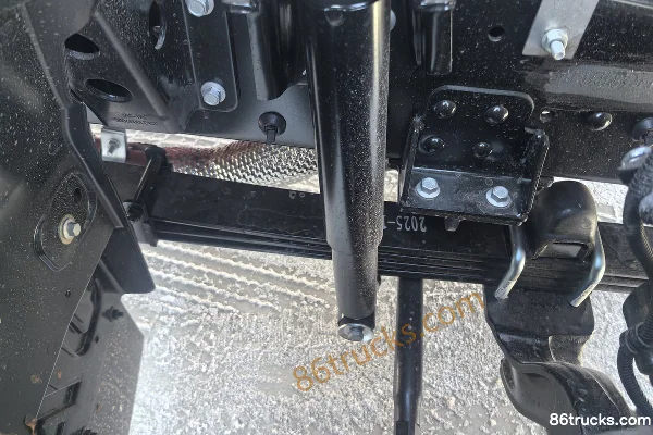 JAC A3 2.5L diesel 160 ch 4X2(6 roues) boîte 5 vitesses Xingrui camion léger plateau cabine simple 3,8 m Châssis (3) | 86Trucks