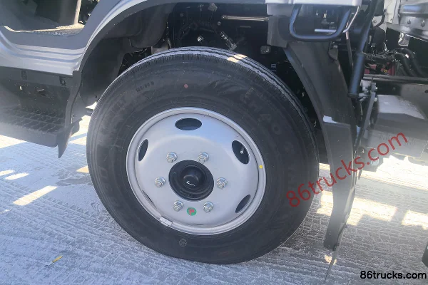JAC A3 2.5L diesel 160 ch 4X2(6 roues) boîte 5 vitesses Xingrui camion léger plateau cabine simple 3,8 m Châssis (1) | 86Trucks
