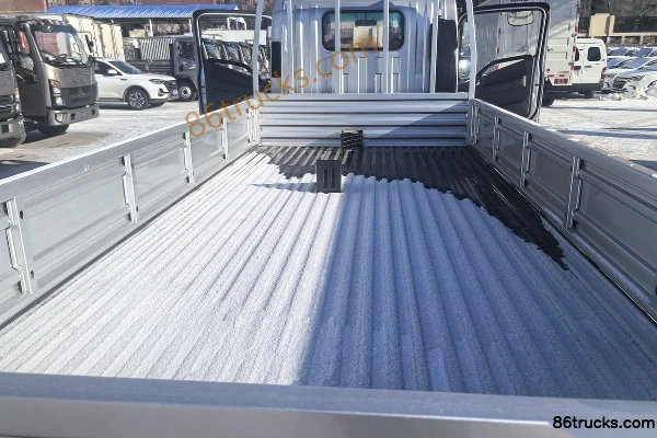 JAC A3 2.5L diesel 160 ch 4X2(6 roues) boîte 5 vitesses Xingrui camion léger plateau cabine simple 3,8 m Carrosserie (1) | 86Trucks