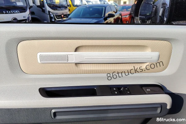 Maxus Da Niu V1L 2025 Model 5-Seat Low Roof Pure Electric Multi-Purpose Passenger Vehicle SAIC Spider 62kWh Cab (1) | 86Trucks