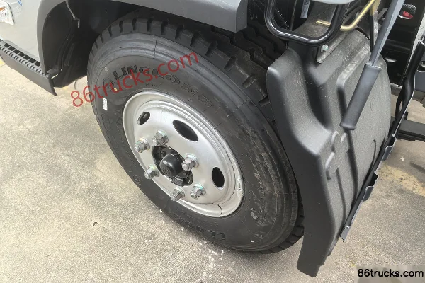 Foton CTV 2.5L Diesel 160 hp 4X2(6 wheels) WLY 6-Speed 4.17m Single Row Stake Truck Chassis (1) | 86Trucks
