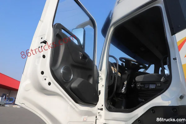 Dongfeng Changxing X7 14.8L LNG 540hp 6X4(10 wheels) Fast Gear 12-Speed Tractor Truck Cab (1) | 86Trucks