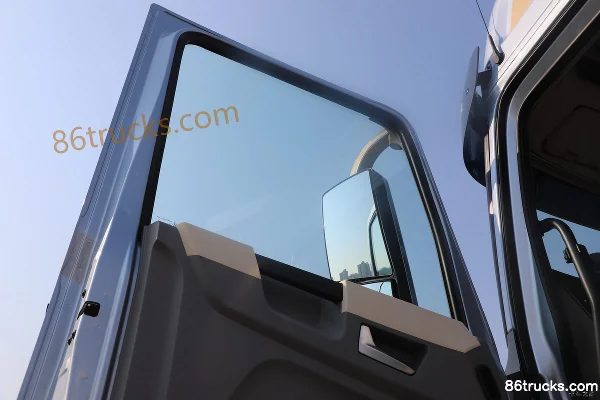 Dongfeng Changxing X9 CNG 520 hp 6X4(10 wheels) Dongfeng 14-Speed Tractor Truck Cab (2) | 86Trucks