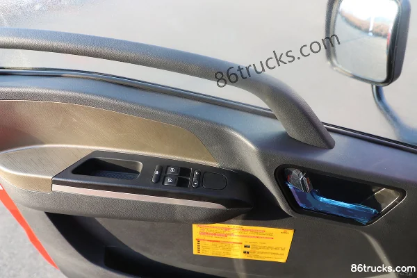Dongfeng Changxing X1 6.2L Diesel 270 hp 8X2R Fast Gear 10-Speed 7.8m Grain Van Cargo Truck Cab (2) | 86Trucks