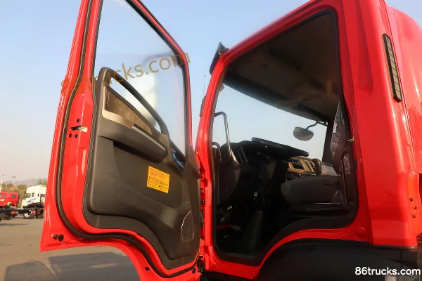 Dongfeng Changxing X1 6.2L Diesel 270 hp 8X2R Fast Gear 10-Speed 7.8m Grain Van Cargo Truck Cab (1) | 86Trucks