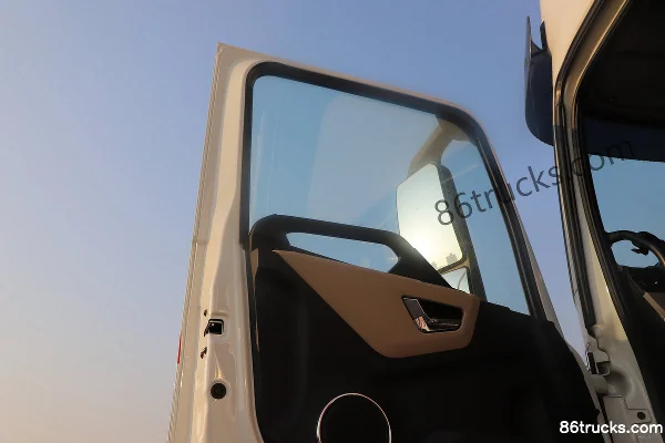 Dongfeng Changxing X7 320hp 4X2(6 wheels) Refrigerated Truck Cab (2) | 86Trucks