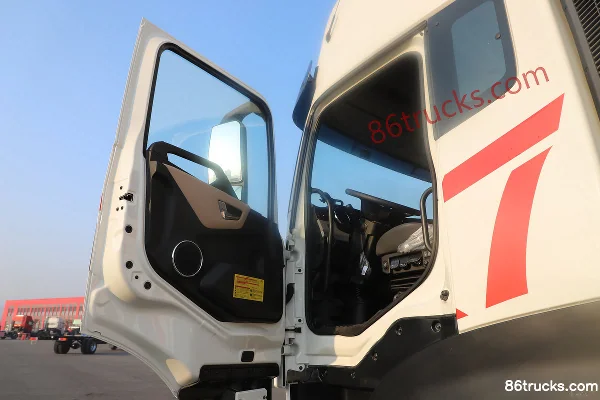 Dongfeng Changxing X7 320hp 4X2(6 wheels) Refrigerated Truck Cab (1) | 86Trucks