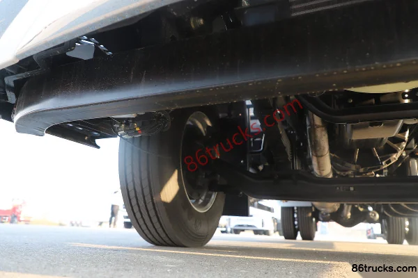 Dongfeng Changxing X7 320hp 4X2(6 wheels) Refrigerated Truck Chassis (2) | 86Trucks