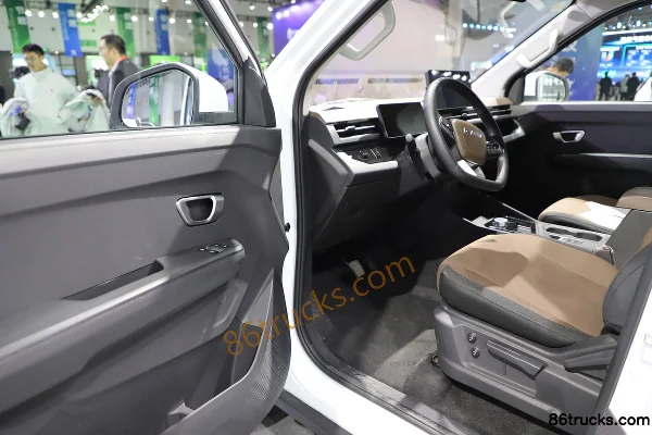 FAW Jiefang Luxury Edition 4X2(6 wheels) 3.3m Single-Row Electric Refrigerated Truck Zhongqi Xinneng 43.2kWh Cab (3) | 86Trucks