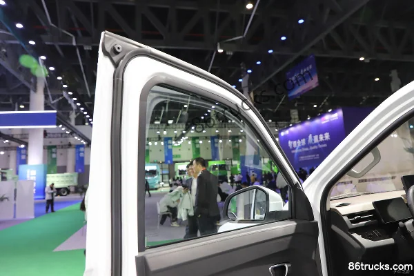 FAW Jiefang Luxury Edition 4X2(6 wheels) 3.3m Single-Row Electric Refrigerated Truck Zhongqi Xinneng 43.2kWh Cab (2) | 86Trucks