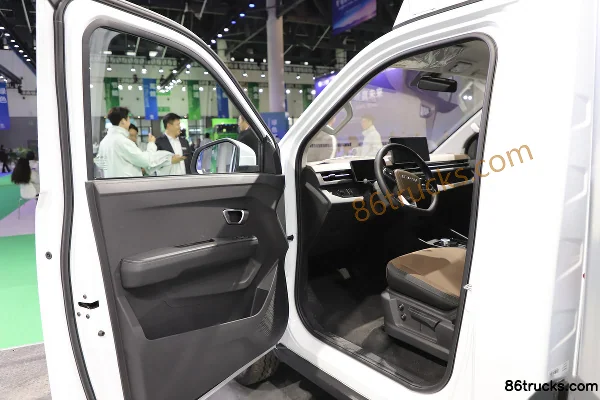 FAW Jiefang Luxury Edition 4X2(6 wheels) 3.3m Single-Row Electric Refrigerated Truck Zhongqi Xinneng 43.2kWh Cab (1) | 86Trucks