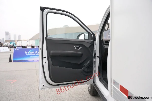 FAW Jiefang 2L Gasoline 141 hp 4X2(6 wheels) Xingrui 5-speed 2.7m Double Row Van Truck Cab (1) | 86Trucks