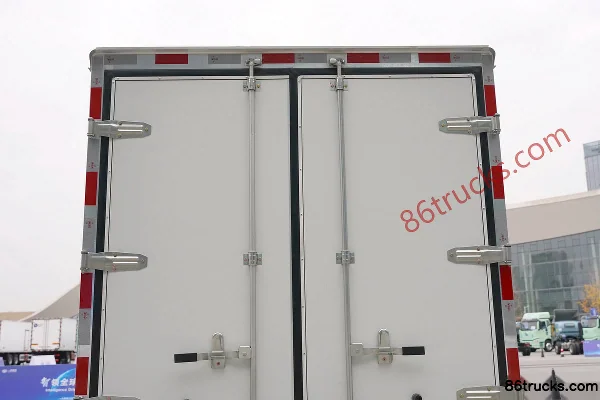 FAW Jiefang 2L Gasoline 141 hp 4X2(6 wheels) Xingrui 5-speed 2.7m Double Row Van Truck Body (3) | 86Trucks
