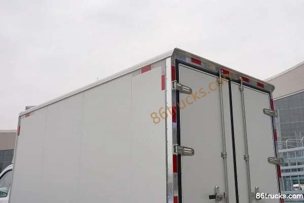 FAW Jiefang 2L Gasoline 141 hp 4X2(6 wheels) Xingrui 5-speed 2.7m Double Row Van Truck Body (1) | 86Trucks