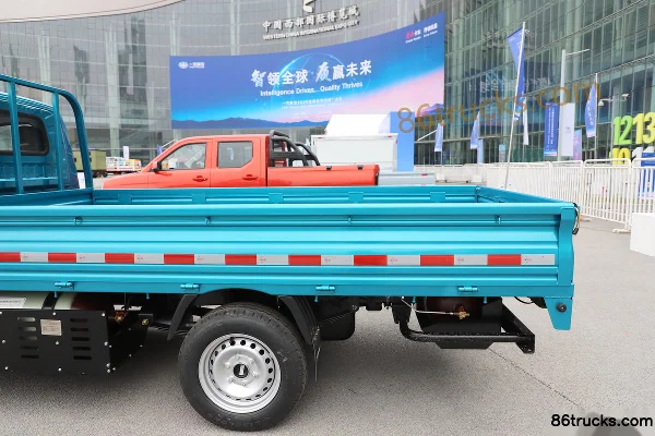 FAW Jiefang Luxury Edition 1.6L CNG 105 hp 4X2(6 wheels) Dongan 5-speed 3.3m Single Row Flatbed Micro Truck (Single Rear Tire) Body (1) | 86