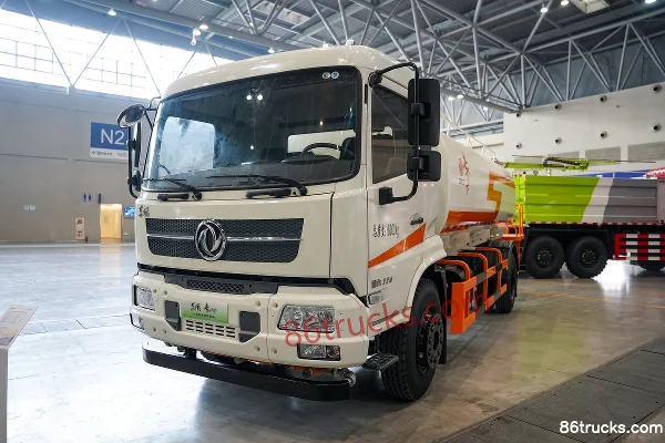 Dongfeng Tianjin VR 220 hp 4X2(6 wheels) green sprinkler truck Exterior (3) | 86Trucks