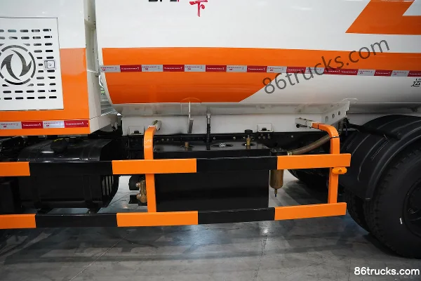 Dongfeng Tianjin VR 230 hp 4X2(6 wheels) cleaning truck Body (2) | 86Trucks