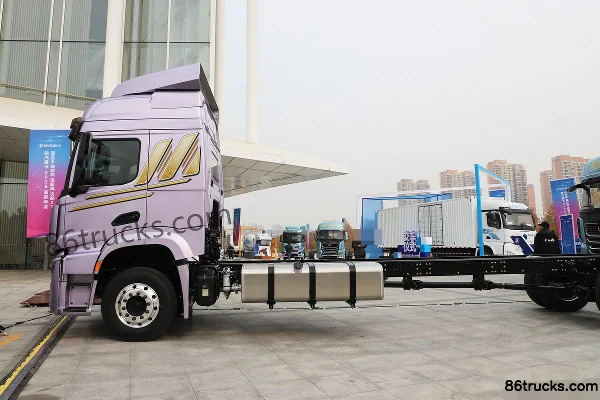 SHACMAN Delong M6000C 6.8L Diesel 320hp 4X2(6 wheels) WLY 10-Speed AMT Automatic 9.8m Box Cargo Truck Exterior (3) | 86Trucks