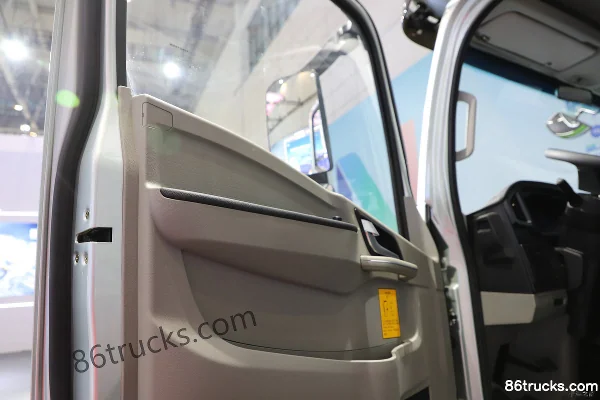 Sinotruk HOWO Tongshuai 2019 156 hp 4X2(6 wheels) 5.15m single-row stake truck (China VI) Cab (3) | 86Trucks