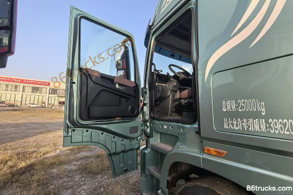 Dongfeng Tianlong Flagship KX King Edition 14.5L LNG 630hp 6X4(10 wheels) Eaton 12-speed AMT automatic tractor truck (4500mm wheelbase) Cab
