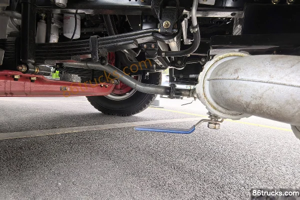 Dongfeng D9 220 hp 4X2(6 wheels) Green Sprinkler Truck (Chengli Heavy Industry) Chassis (1) | 86Trucks