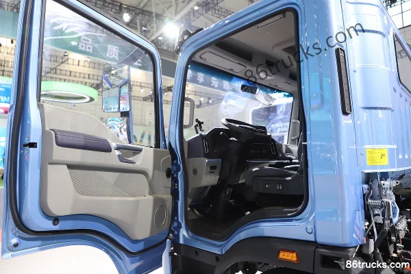 Sinotruk HOWO Tongshuai PRO 4.15m Single Row Pure Electric Flatbed Light Truck CATL 165.15kWh 4X2(6 wheels) Cab (1) | 86Trucks