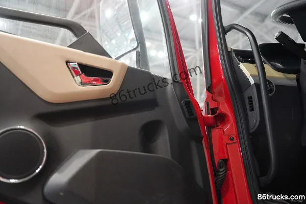 Dongfeng Commercial Vehicle Dongfeng Tianlong KL 4X2(6 wheels) Battery Swap Electric Tractor Truck CATL 400kWh Cab (3) | 86Trucks