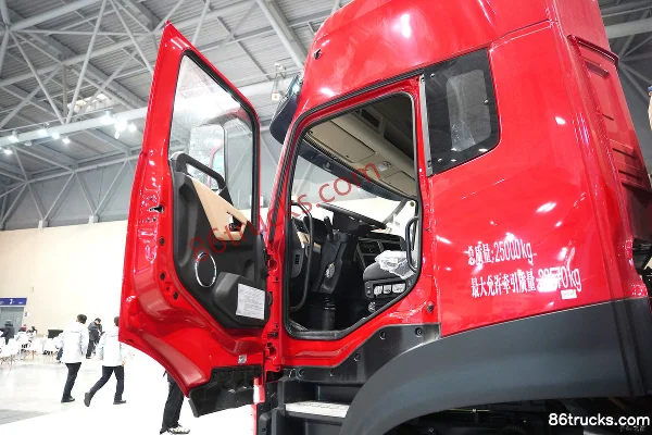 Dongfeng Commercial Vehicle Dongfeng Tianlong KL 6X4(10 wheels) Electric Tractor Truck CATL 497kWh Cab (1) | 86Trucks
