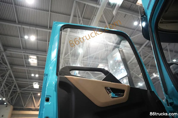 Dongfeng Commercial Vehicle Dongfeng Tianlong KL 6X4(10 wheels) Electric Tractor Truck CATL 600kWh Cab (2) | 86Trucks