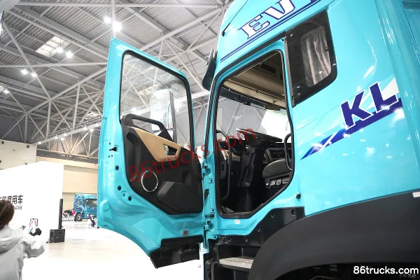 Dongfeng Commercial Vehicle Dongfeng Tianlong KL 6X4(10 wheels) Electric Tractor Truck CATL 600kWh Cab (1) | 86Trucks