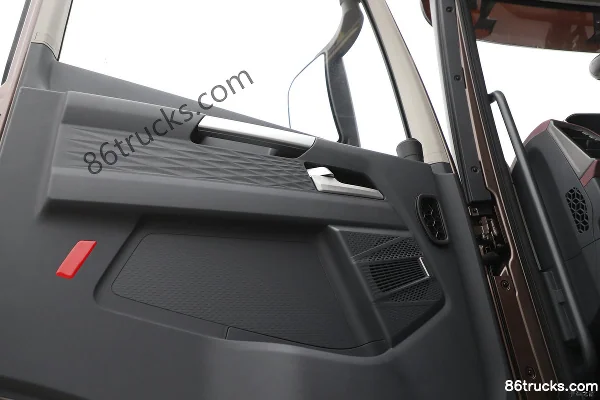 FAW Jiefang Yingchi 12.5L LNG 500 hp 6X4(10 wheels) FAW Jiefang 12-Speed Hazardous Materials Tractor Truck Cab (2) | 86Trucks