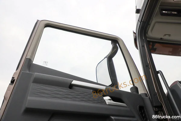 FAW Jiefang Yingchi 12.5L LNG 500 hp 6X4(10 wheels) FAW Jiefang 12-Speed Hazardous Materials Tractor Truck Cab (1) | 86Trucks
