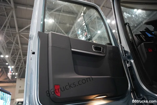 Dongfeng Commercial Vehicle Dongfeng Tianlong KL 6X4(10 wheels) Electric Tractor Truck CATL 400kWh Cab (3) | 86Trucks