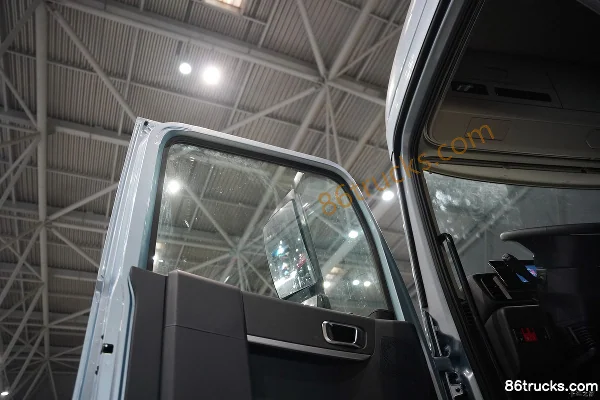 Dongfeng Commercial Vehicle Dongfeng Tianlong KL 6X4(10 wheels) Electric Tractor Truck CATL 400kWh Cab (2) | 86Trucks