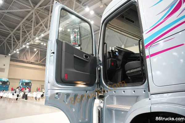 Dongfeng Commercial Vehicle Dongfeng Tianlong KL 6X4(10 wheels) Electric Tractor Truck CATL 400kWh Cab (1) | 86Trucks